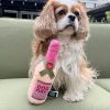 Mila met FuzzYard Dog Day Rosé roze hondenspeeltje